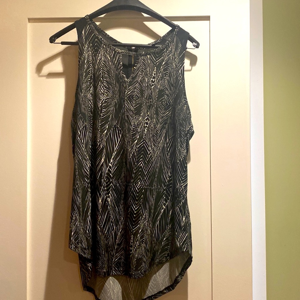 Ladies sleeveless top size L